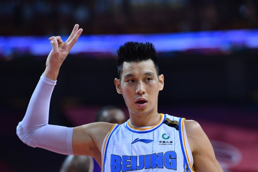 Jeremy Lin holds up a peace sign on the basketball court